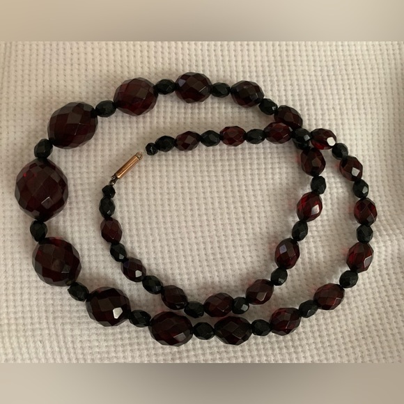 Vintage Faceted Cherry and Black Graduated Bakelite Necklace TESTED 28.35 grams - Picture 4 of 8